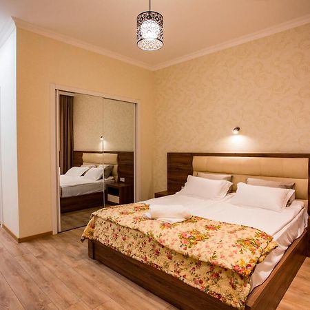 Yellow Apartment In Avlabari Tbilisi ภายนอก รูปภาพ