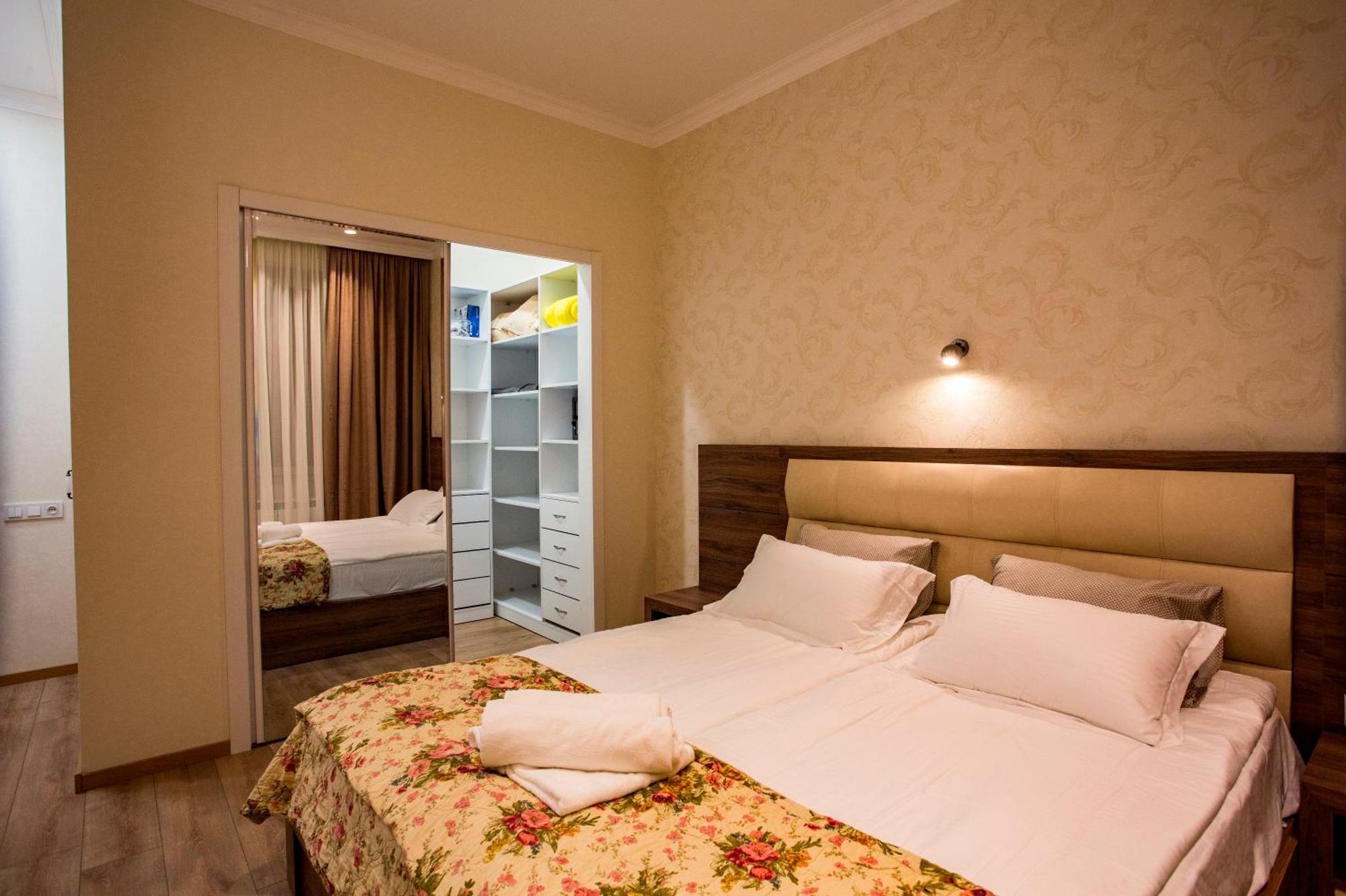 Yellow Apartment In Avlabari Tbilisi ภายนอก รูปภาพ