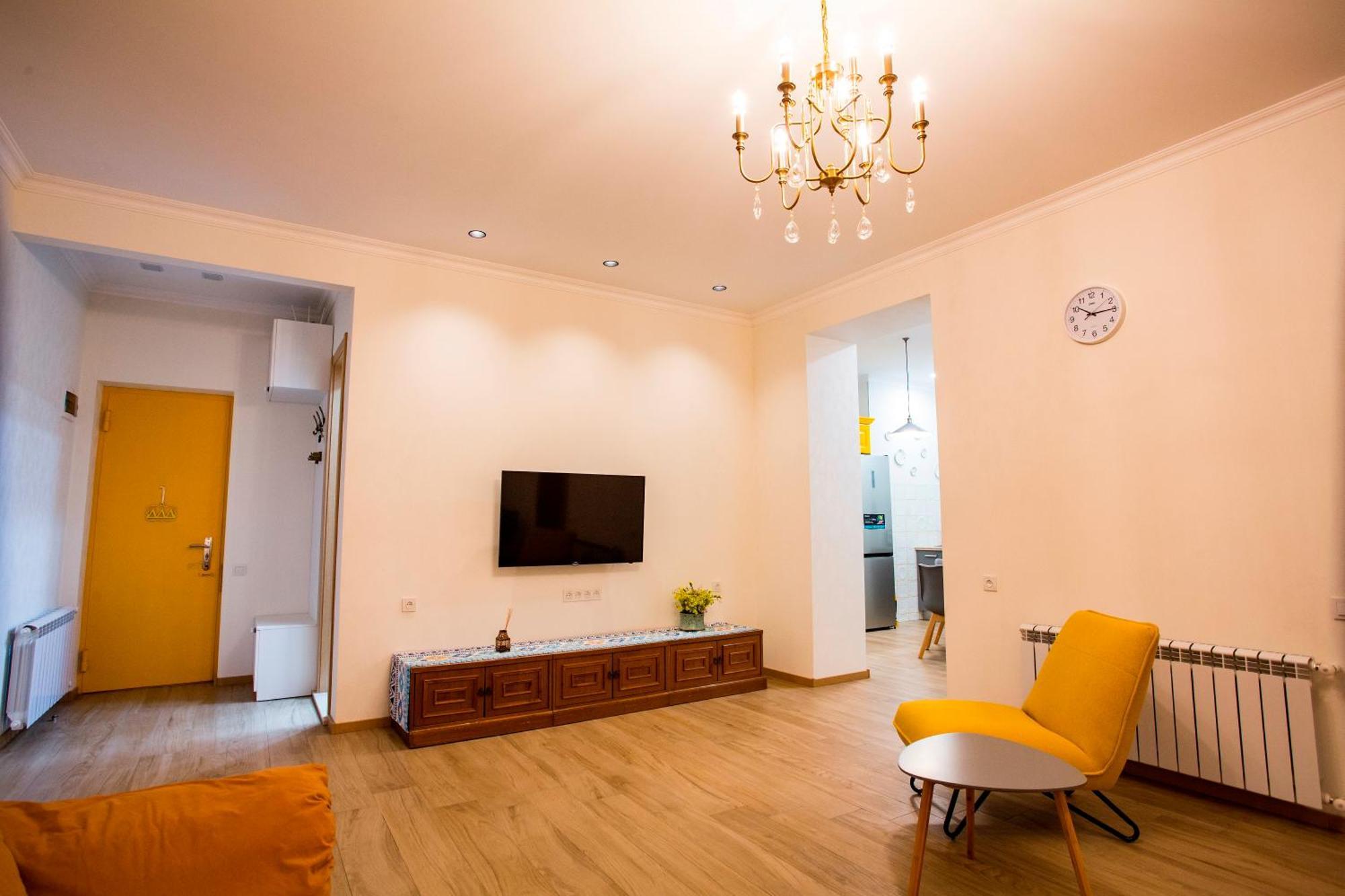 Yellow Apartment In Avlabari Tbilisi ภายนอก รูปภาพ