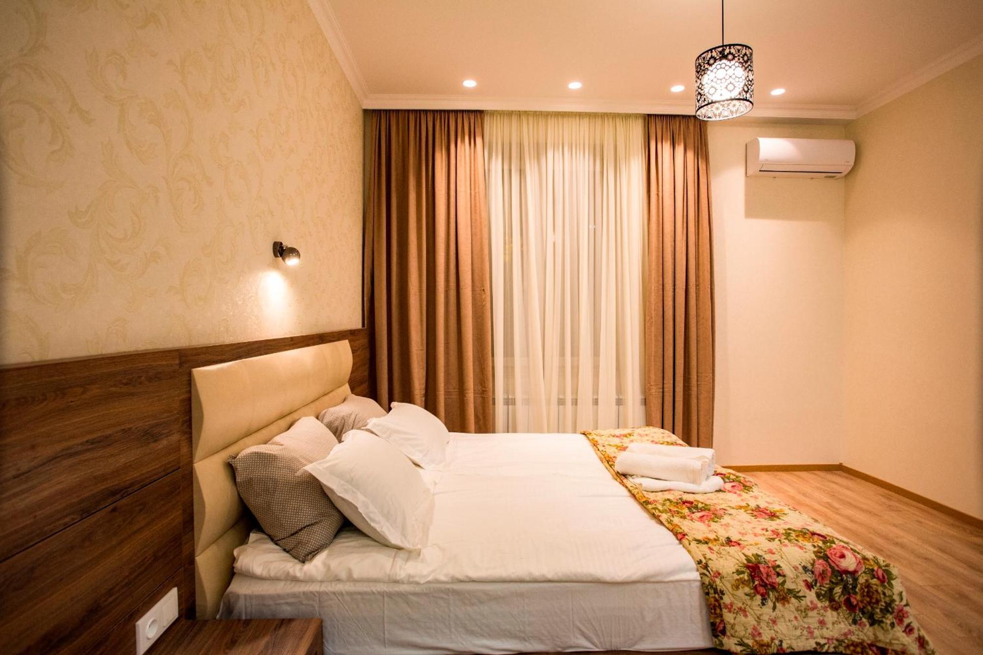 Yellow Apartment In Avlabari Tbilisi ภายนอก รูปภาพ