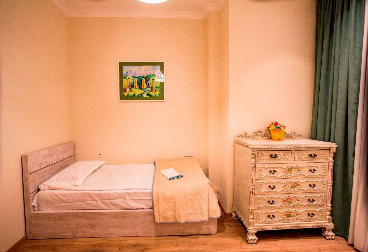 Yellow Apartment In Avlabari Tbilisi ภายนอก รูปภาพ