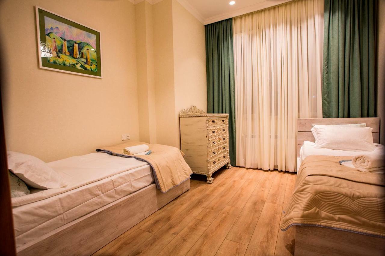 Yellow Apartment In Avlabari Tbilisi ภายนอก รูปภาพ