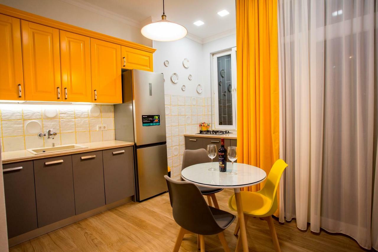 Yellow Apartment In Avlabari Tbilisi ภายนอก รูปภาพ